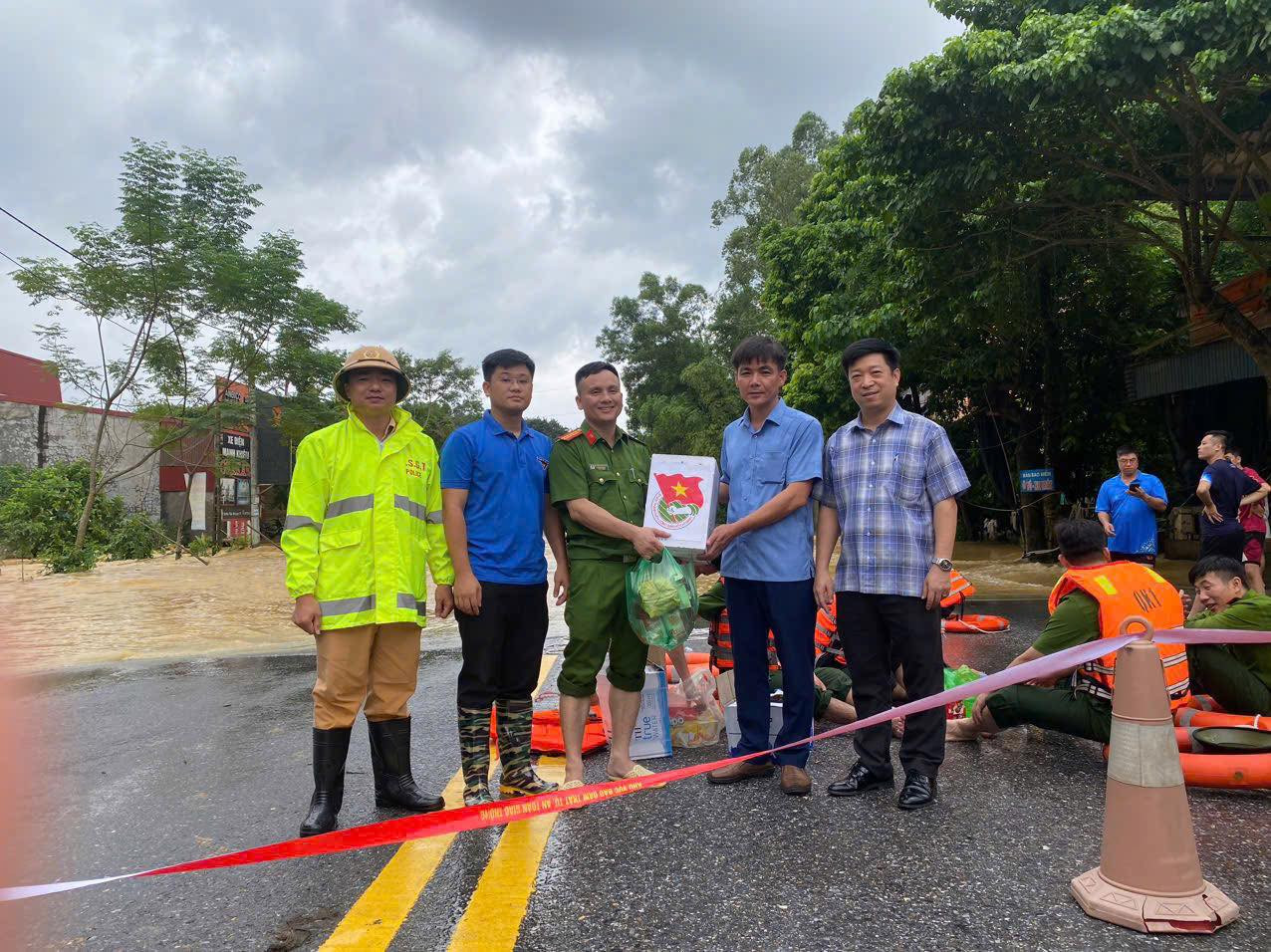Tặng quà cho các đơn vị túc trực làm việc tại những nơi xung yếu trên địa bàn Thái Nguyên.