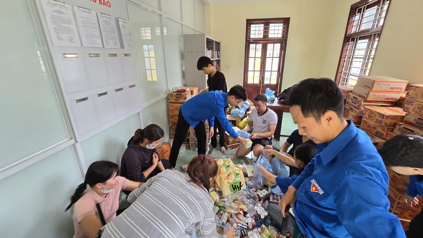 Phân loại và tổ chức các phần quà hỗ trợ cho nhân dân.