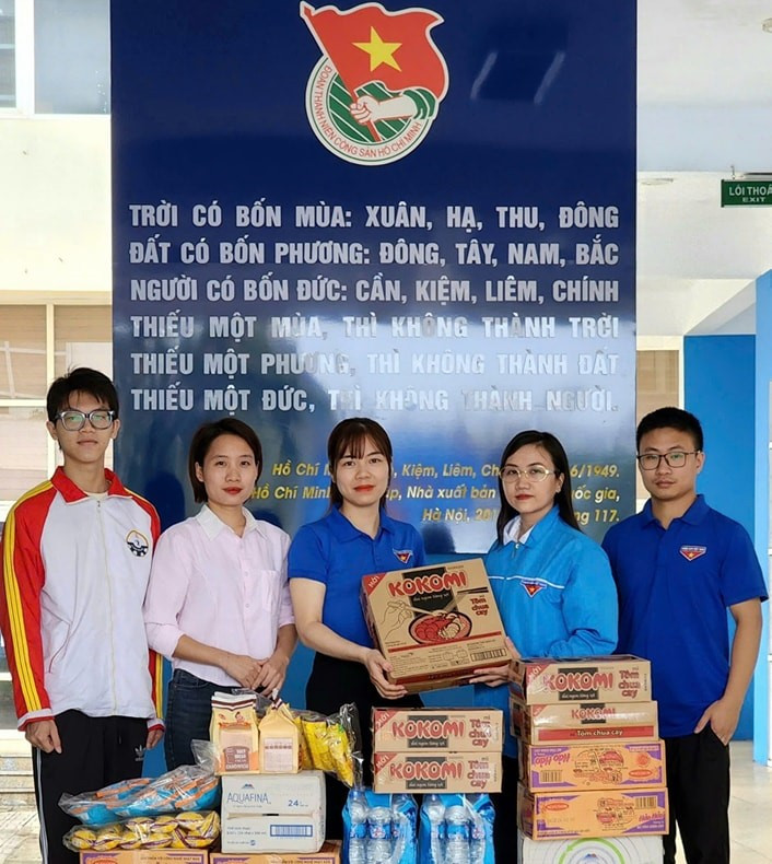 Tiếp nhận quà, hàng hỗ trợ bà con vùng lũ.