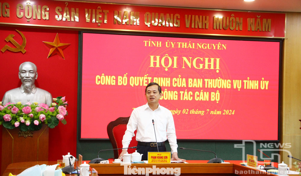 Phát biểu giao nhiệm vụ, Phó Bí thư Thường trực Tỉnh ủy Thái Nguyên Phạm Hoàng Sơn mong muốn hai ông Phạm Trung Dũng và Ngô Xuân Tình nỗ lực hoàn thành tốt nhiệm vụ. Ảnh: L.L