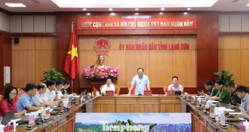 Phó Chủ tịch UBND tỉnh Lạng Sơn Lương Trọng Quỳnh (đứng) chỉ đạo việc khống chế dịch tả lợn châu Phi. Phó Chủ tịch UBND tỉnh Lạng Sơn Lương Trọng Quỳnh (đứng) chỉ đạo việc khống chế dịch tả lợn châu Phi.