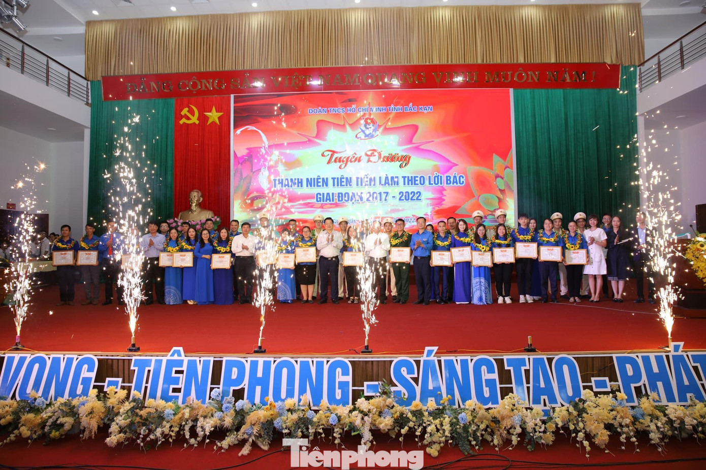 Nhiều tập thể, cá nhân được tôn vinh, khen thưởng - Ảnh: PV