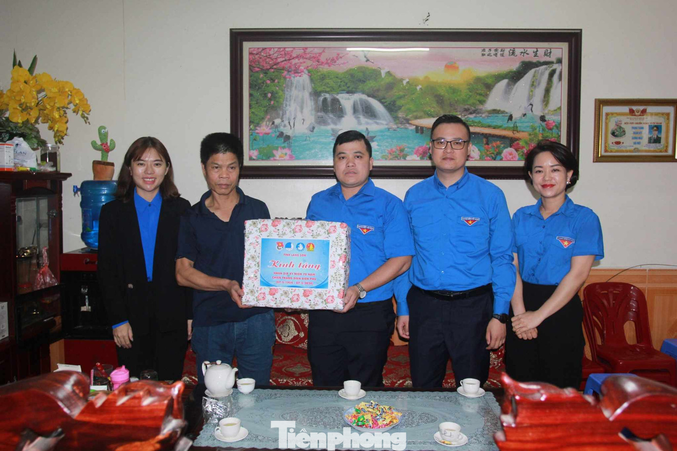 Đại diện gia đình ông Lã Viết Khìn xúc động nhận quà của Tỉnh Đoàn Lạng Sơn. Đại diện gia đình ông Lã Viết Khìn xúc động nhận quà của Tỉnh Đoàn Lạng Sơn.