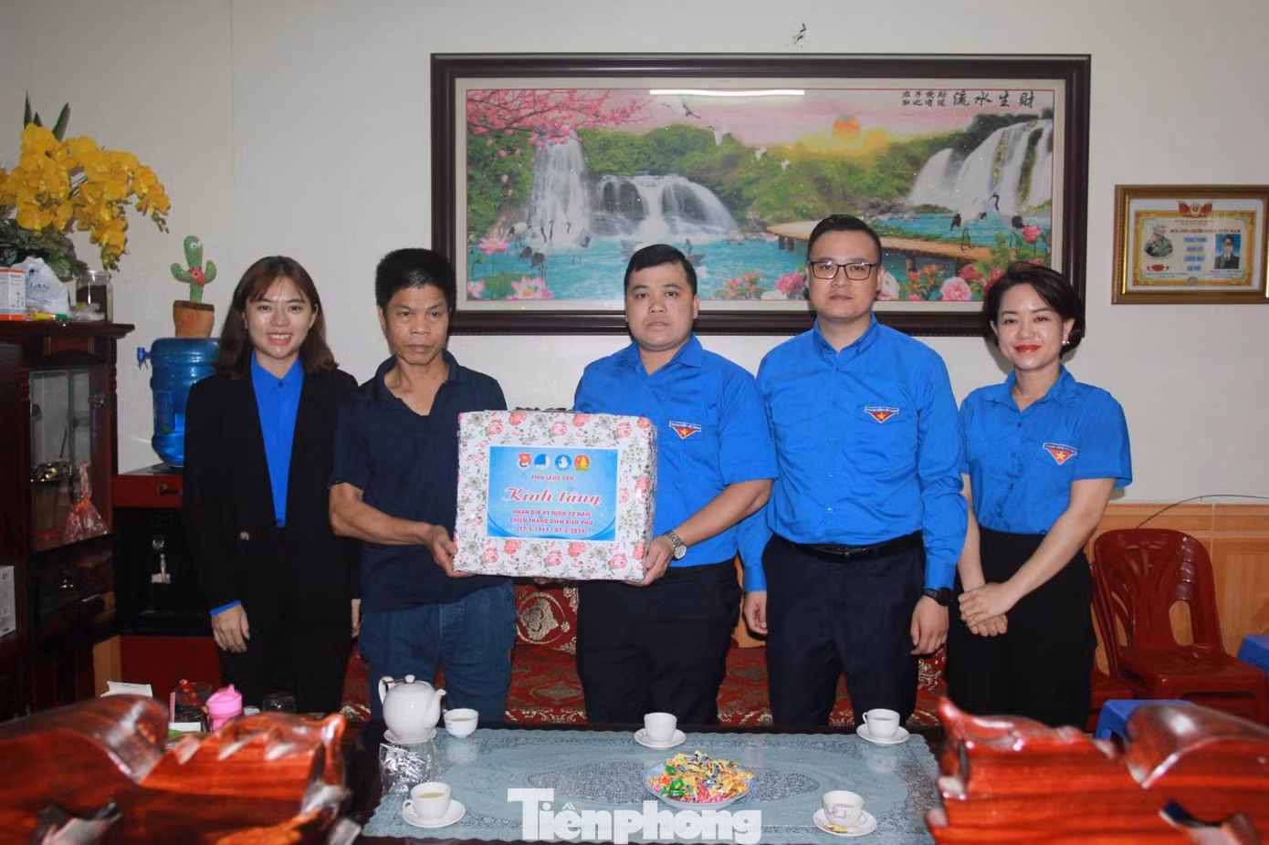Đại diện gia đình ông Lã Viết Khìn xúc động nhận quà của Tỉnh Đoàn Lạng Sơn.
