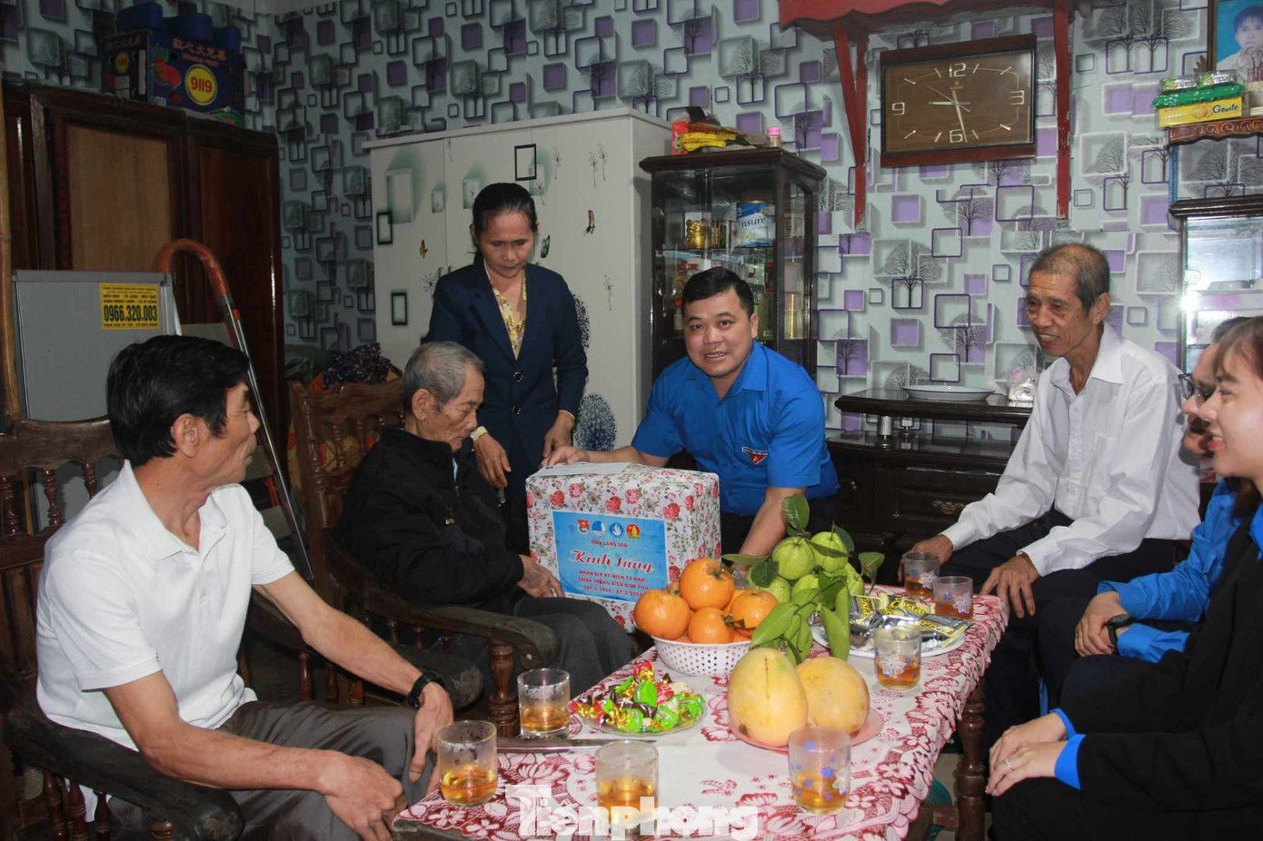 Anh Lăng Văn Chí - Phó Bí thư Thường trực Tỉnh Đoàn Lạng Sơn trao quà cho cựu chiến binh Vũ Văn Tuất. Ảnh: Duy Chiến Anh Lăng Văn Chí - Phó Bí thư Thường trực Tỉnh Đoàn Lạng Sơn trao quà cho cựu chiến binh Vũ Văn Tuất. Ảnh: Duy Chiến