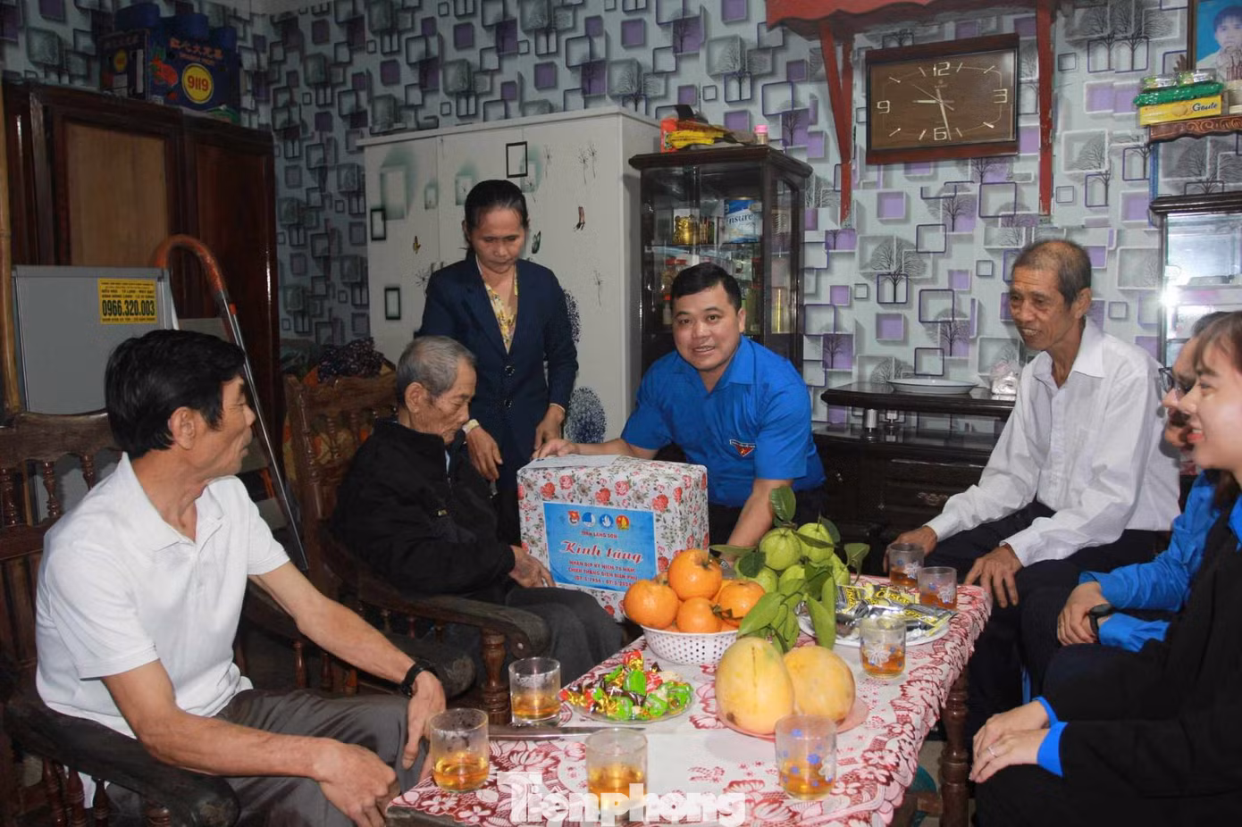 Anh Lăng Văn Chí - Phó Bí thư Thường trực Tỉnh Đoàn Lạng Sơn trao quà cho cựu chiến binh Vũ Văn Tuất. Ảnh: Duy Chiến