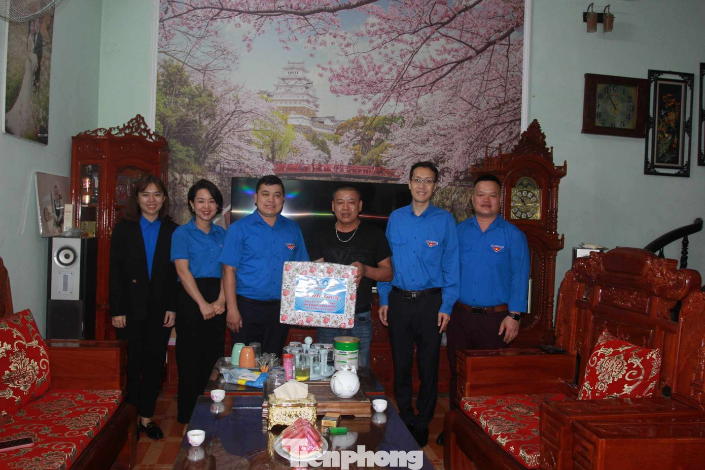 Đại diện gia đình các cựu Thanh niên xung phong Lý Văn Bỉnh và Lương Việt Toàn đón nhận tình cảm của tuổi trẻ các dân tộc xứ Lạng. Ảnh: Duy Chiến Đại diện gia đình các cựu Thanh niên xung phong Lý Văn Bỉnh và Lương Việt Toàn đón nhận tình cảm của tuổi trẻ các dân tộc xứ Lạng. Ảnh: Duy Chiến