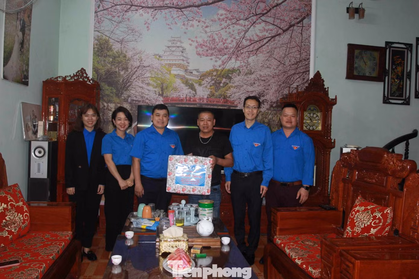 Đại diện gia đình các cựu Thanh niên xung phong Lý Văn Bỉnh và Lương Việt Toàn đón nhận tình cảm của tuổi trẻ các dân tộc xứ Lạng. Ảnh: Duy Chiến