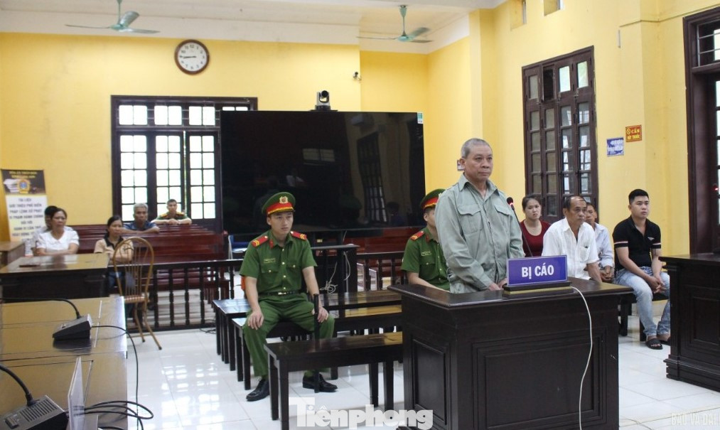 Bị cáo Nguyễn Huy Mộc ra tòa lĩnh án.