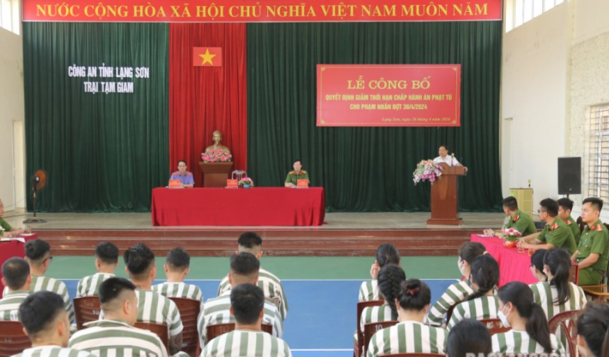 Quang cảnh Lễ công bố giảm thời hạn chấp hành án tại Trại tạm giam Công an tỉnh Lạng Sơn. Quang cảnh Lễ công bố giảm thời hạn chấp hành án tại Trại tạm giam Công an tỉnh Lạng Sơn.
