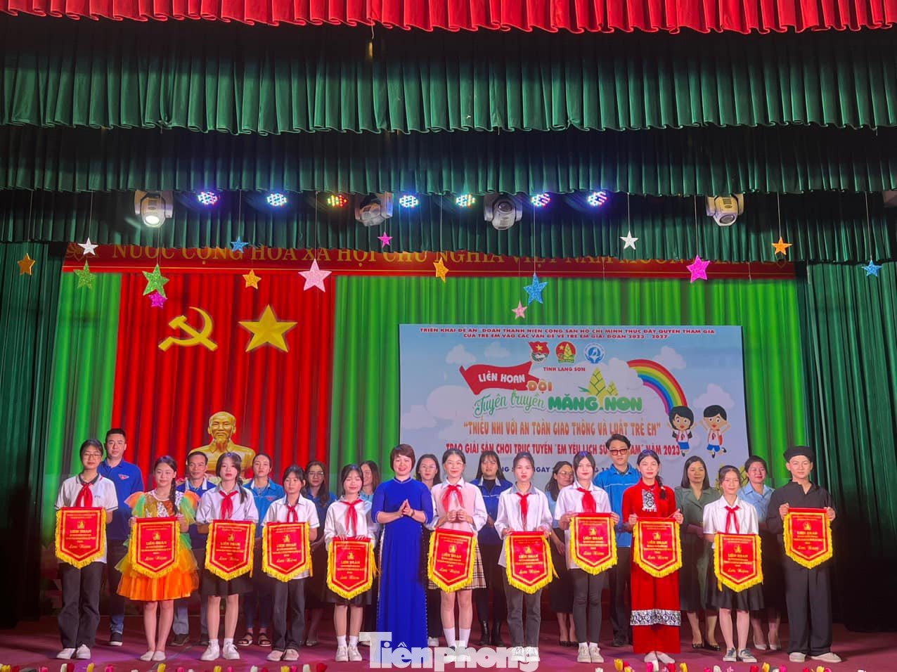 Trao cờ lưu niệm cho các đội thi. Ảnh: Duy Chiến