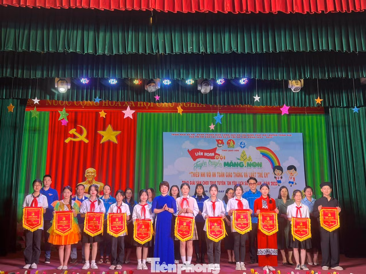 Trao cờ lưu niệm cho các đội thi. Ảnh: Duy Chiến