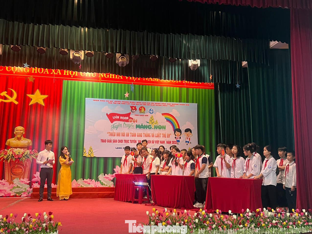 Thi tìm hiểu kiến thức an toàn giao thông giữa các đội Măng non. Ảnh: Duy Chiến