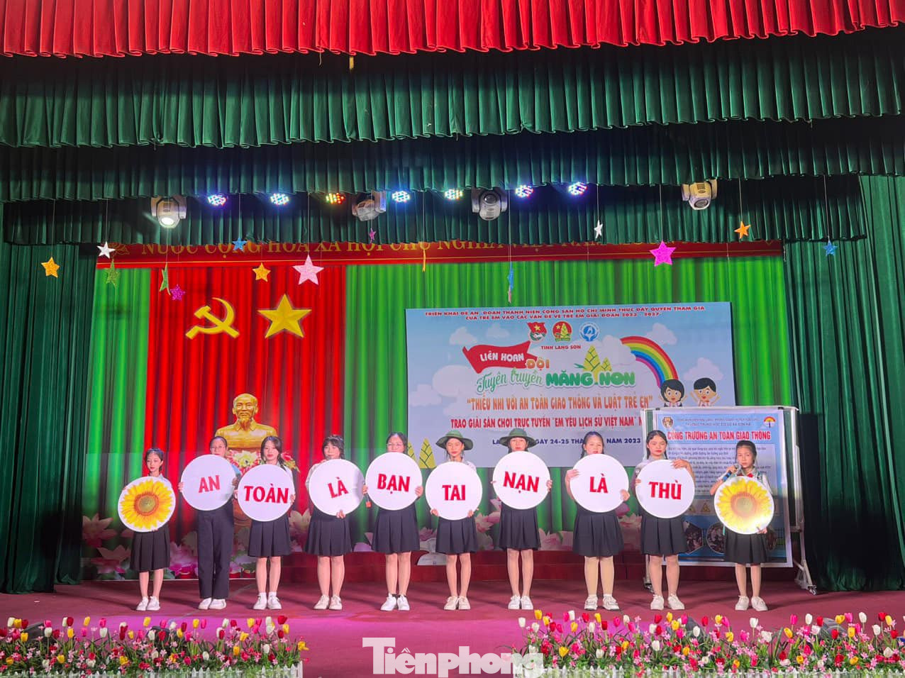 Thi tìm hiểu kiến thức về an toàn giao thông. Ảnh: Duy Chiến