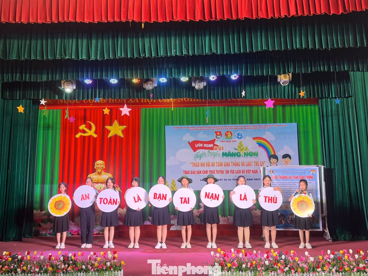 Thi tìm hiểu kiến thức về an toàn giao thông. Ảnh: Duy Chiến