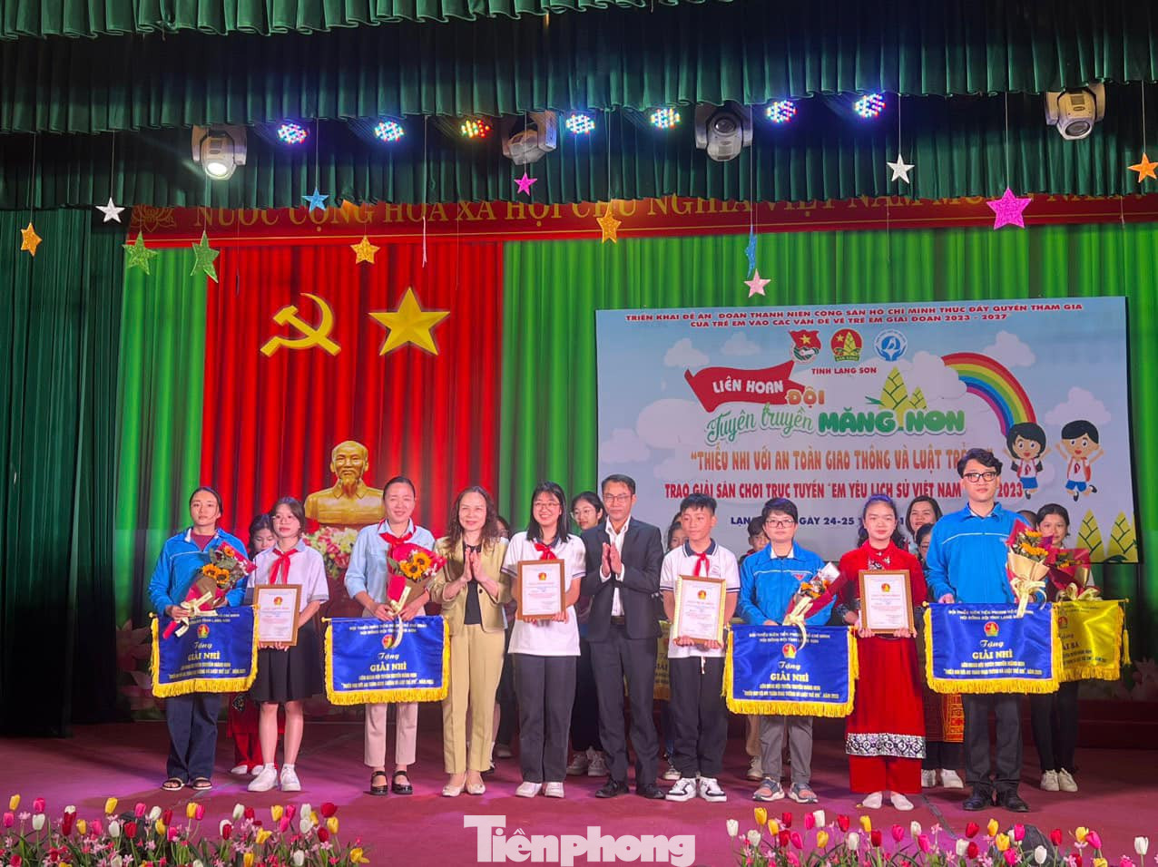 Các đội thi xuất sắc được tôn vinh, khen thưởng. Ảnh: Duy Chiến