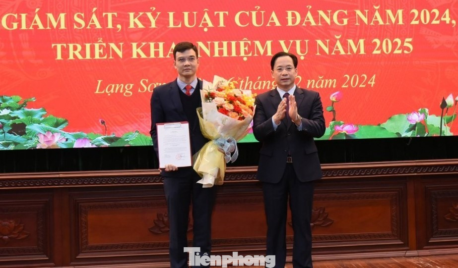 Bí thư Tỉnh ủy Lạng Sơn trao Quyết định, tặng hoa chúc mừng ông Nguyễn Đức Thuận (bìa trái)