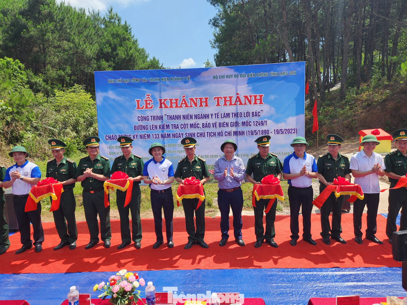 Nghi thức cắt băng Khánh thành đường lên cột mốc biên giới. Ảnh: Duy Chiến