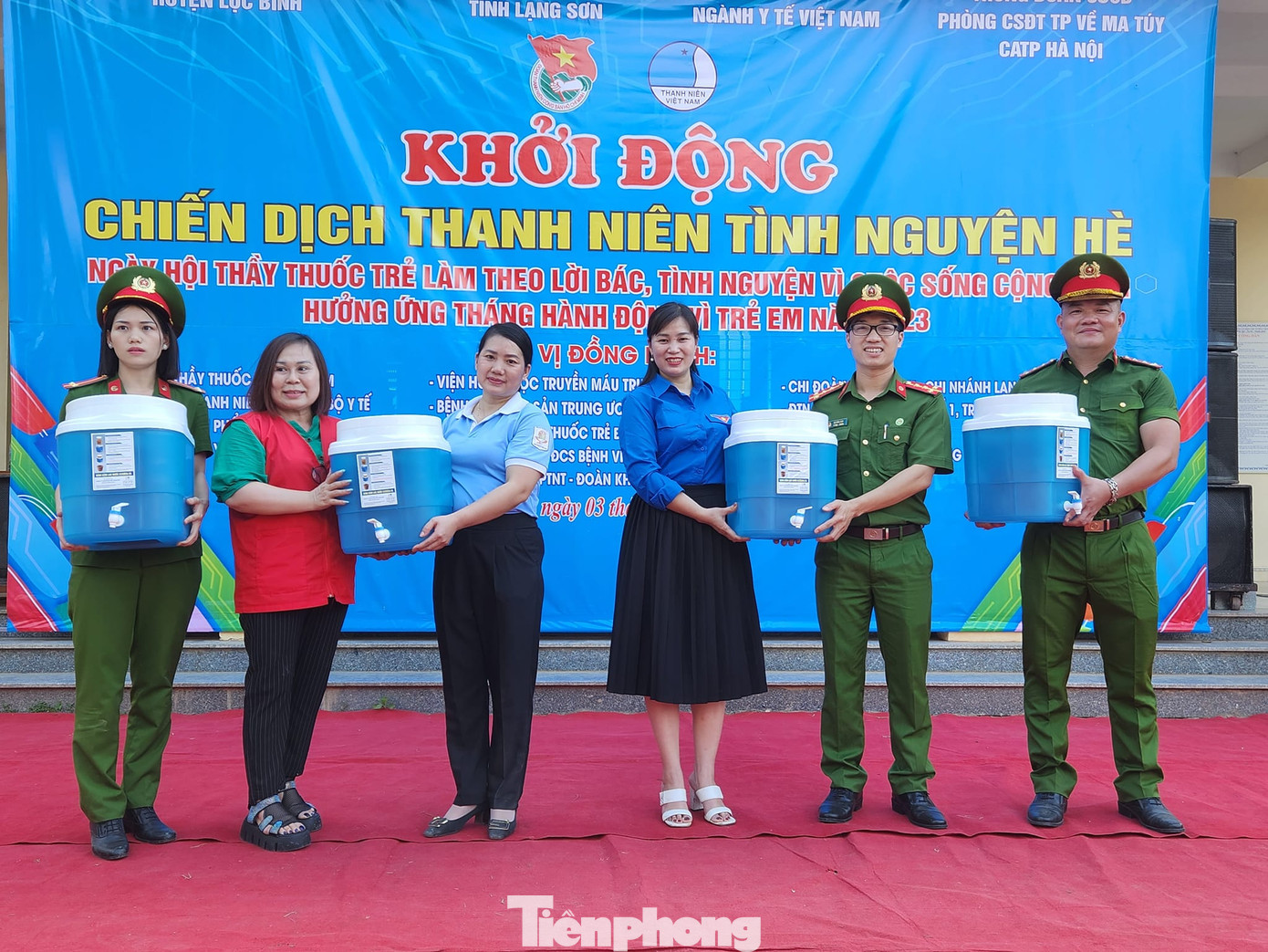 Nhiều phần quà dành tặng địa phương.