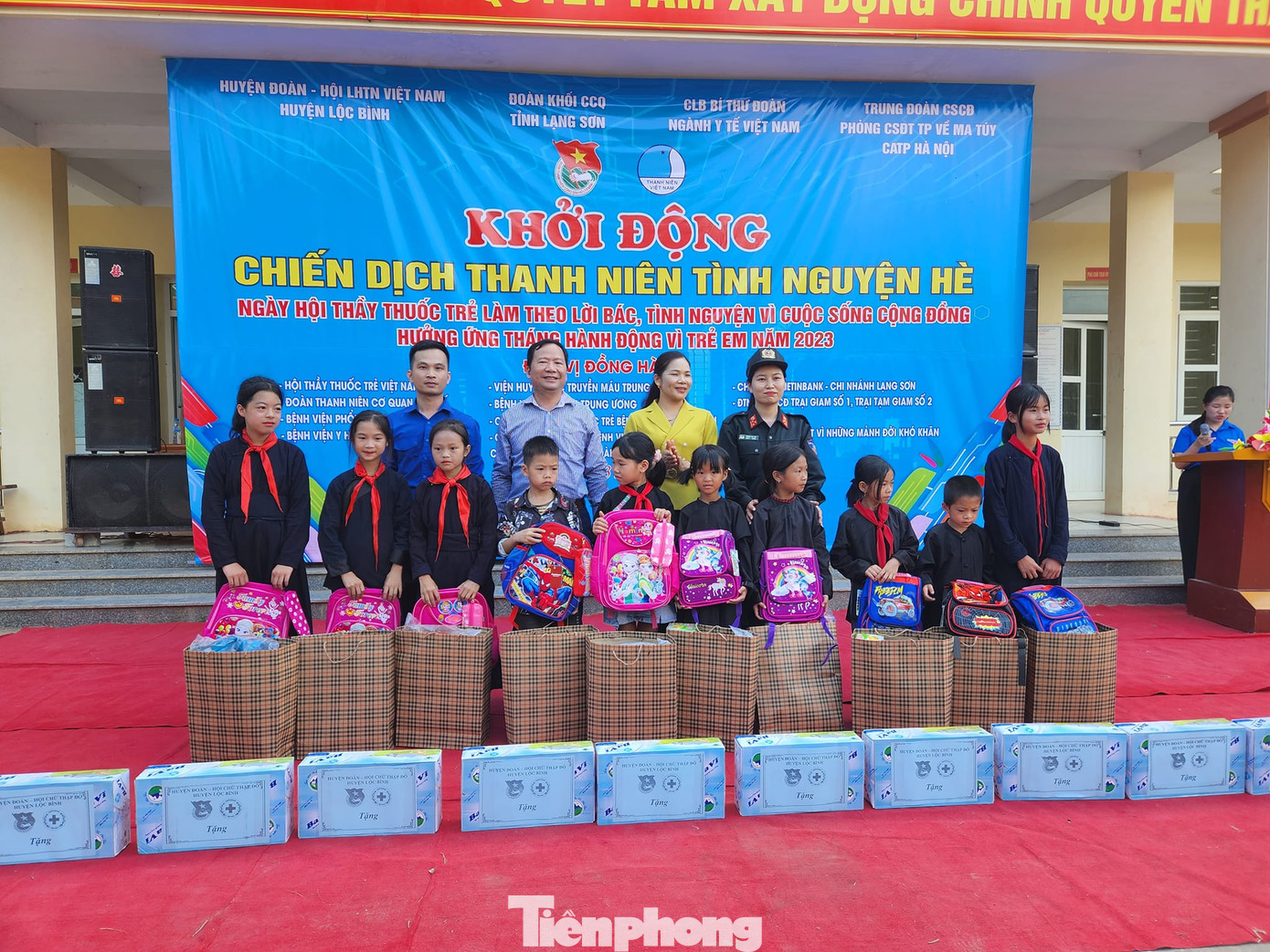 Các em học sinh nghèo nhận quà. Ảnh: Duy Chiến