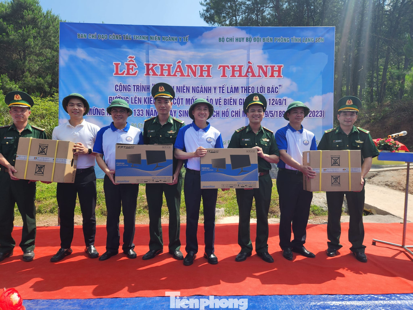 Nhiều phần quà ý nghĩa tặng lực lượng Biên phòng Lạng Sơn. Ảnh: Duy Chiến