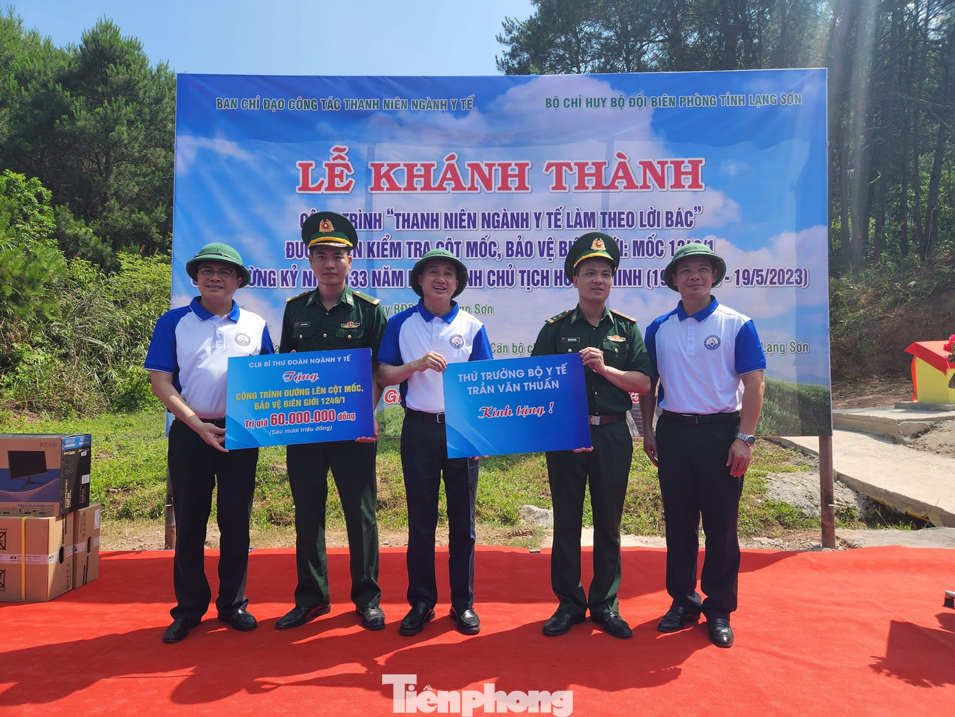 Thứ trưởng Bộ Y tế Trần Văn Thuấn (giữa) trao quà cho cán bộ, chiến sỹ Đồn biên phòng Chi Lăng. Ảnh: Duy Chiến