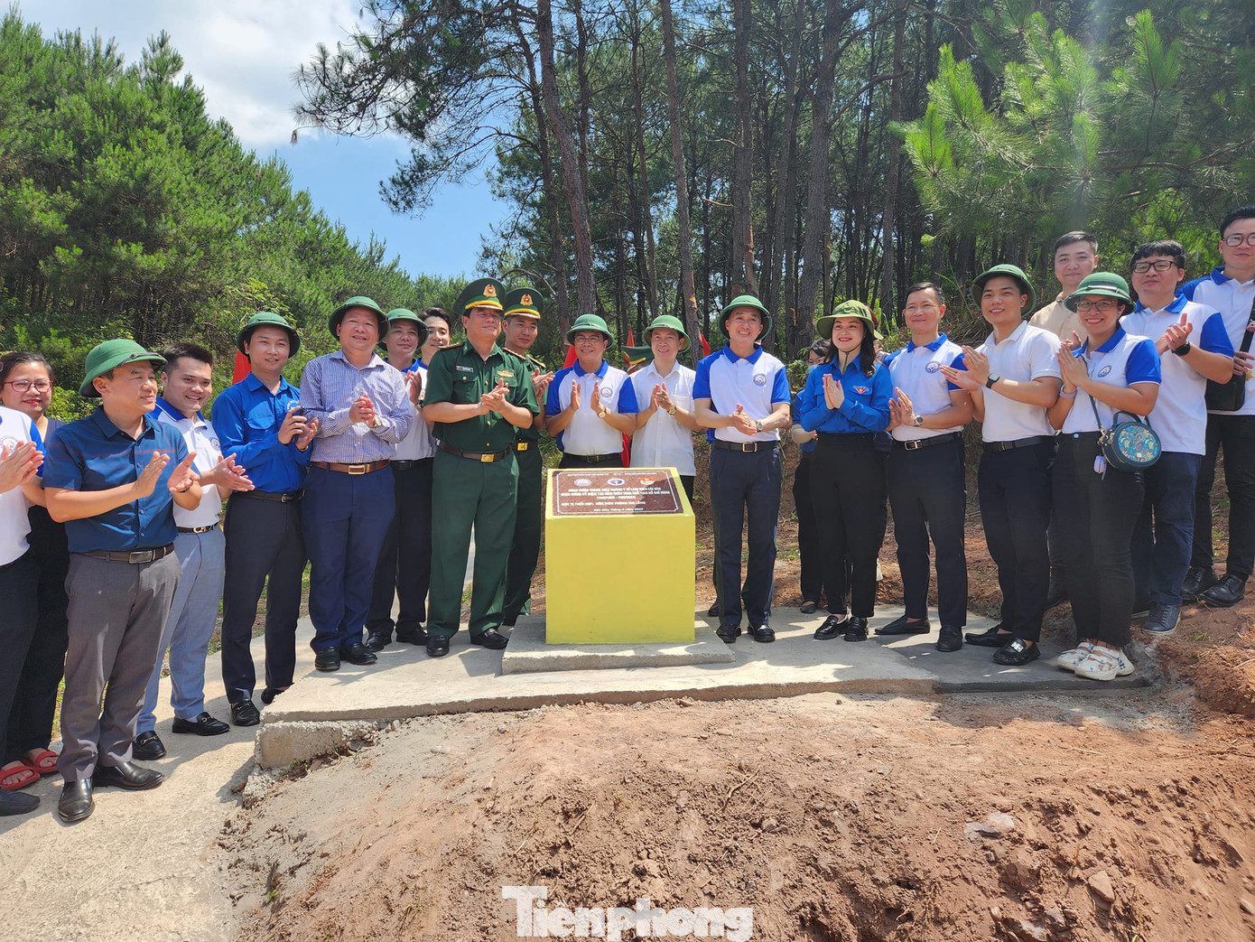 Bên công trình đường nhánh lên cột mốc chủ quyền. Ảnh: Duy Chiến