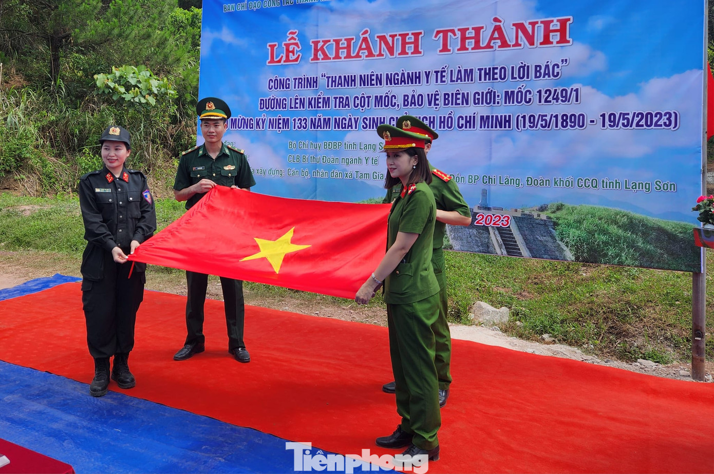 Đoàn công tác trung ương tặng cờ Tổ quốc cho cán bộ, chiến sỹ và nhân dân huyện Lộc Bình.