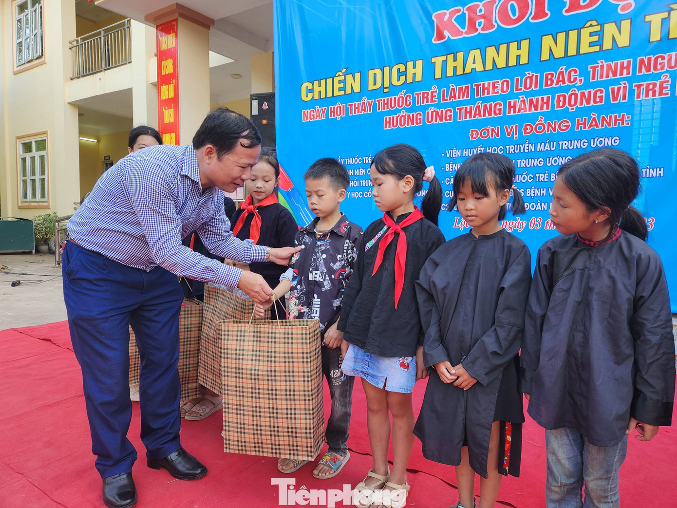 Bí thư Huyện ủy Lộc Bình Nguyễn Đặng Ân tặng quà cho học sinh biên giới.