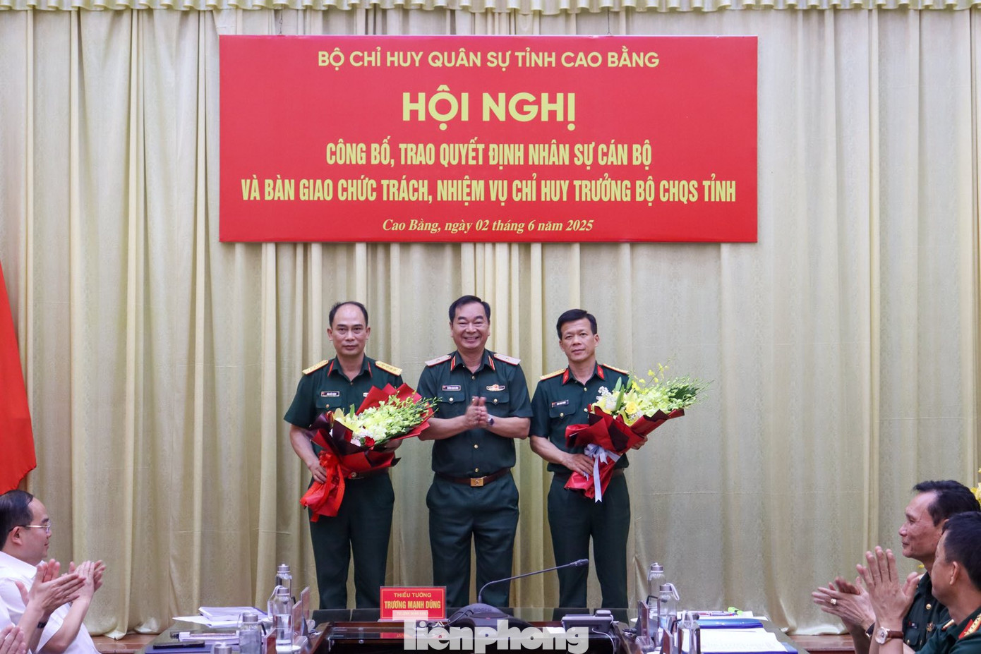 Lãnh đạo Quân khu 1 tặng hoa chúc mừng 2 đại tá: Đàm Minh Tuân và Văn Khắc Thành được bổ nhiệm, giữ cương vị mới. Ảnh: BQK