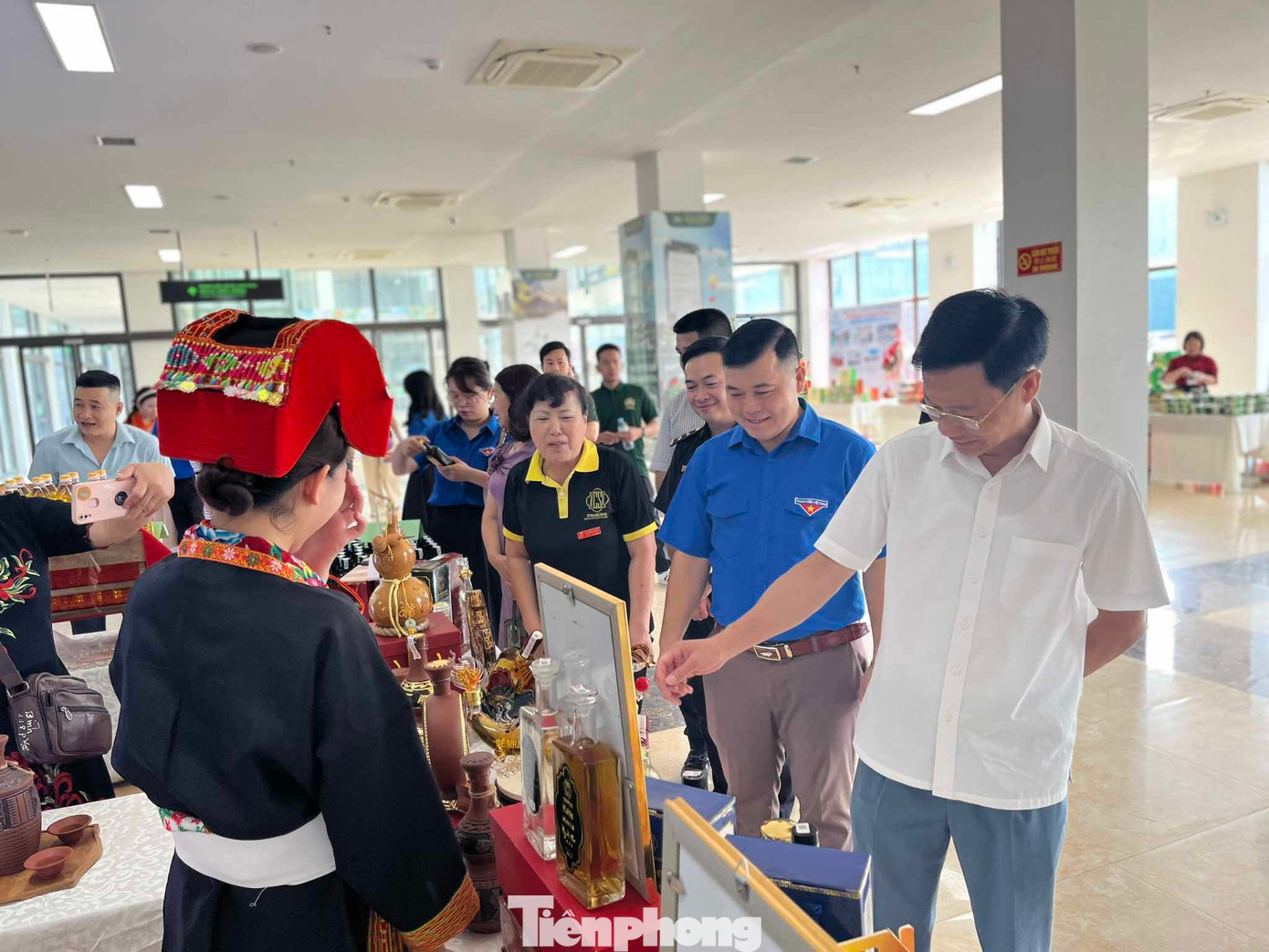 Giới trẻ tổ chức tuần lễ "Trưng bày các sản phẩm OCOP địa phương". Ảnh: Duy Chiến Giới trẻ tổ chức tuần lễ "Trưng bày các sản phẩm OCOP địa phương". Ảnh: Duy Chiến