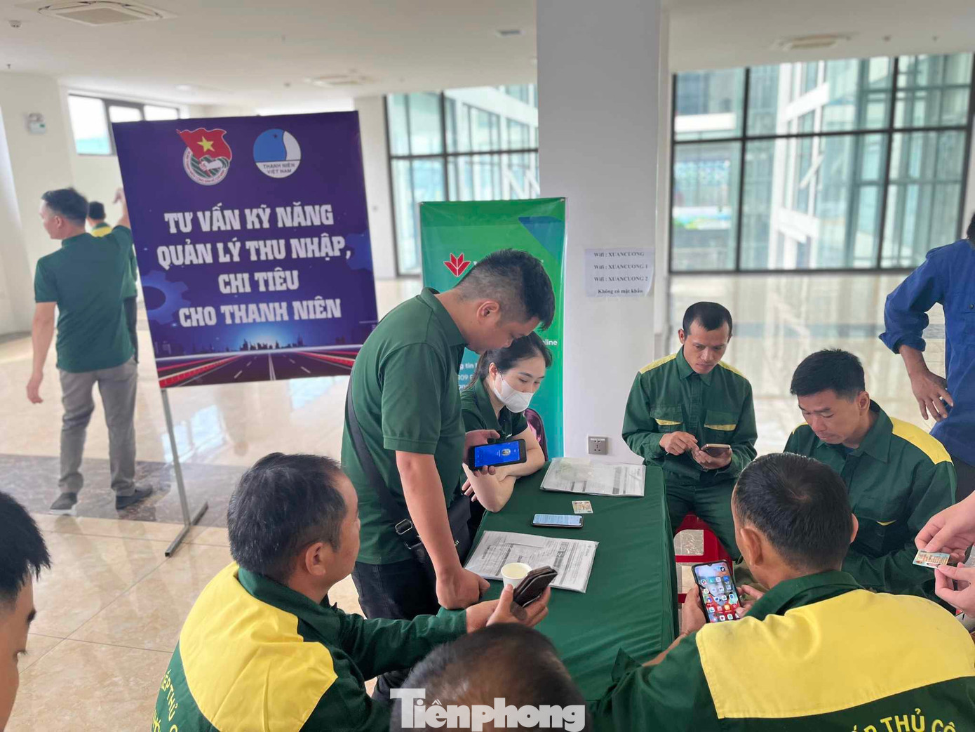 Tư vấn kỹ năng, quản lý thu nhập, chi tiêu cho lao động trẻ ở cửa khẩu quốc tế Hữu Nghị. Ảnh: Duy Chiến Tư vấn kỹ năng, quản lý thu nhập, chi tiêu cho lao động trẻ ở cửa khẩu quốc tế Hữu Nghị. Ảnh: Duy Chiến