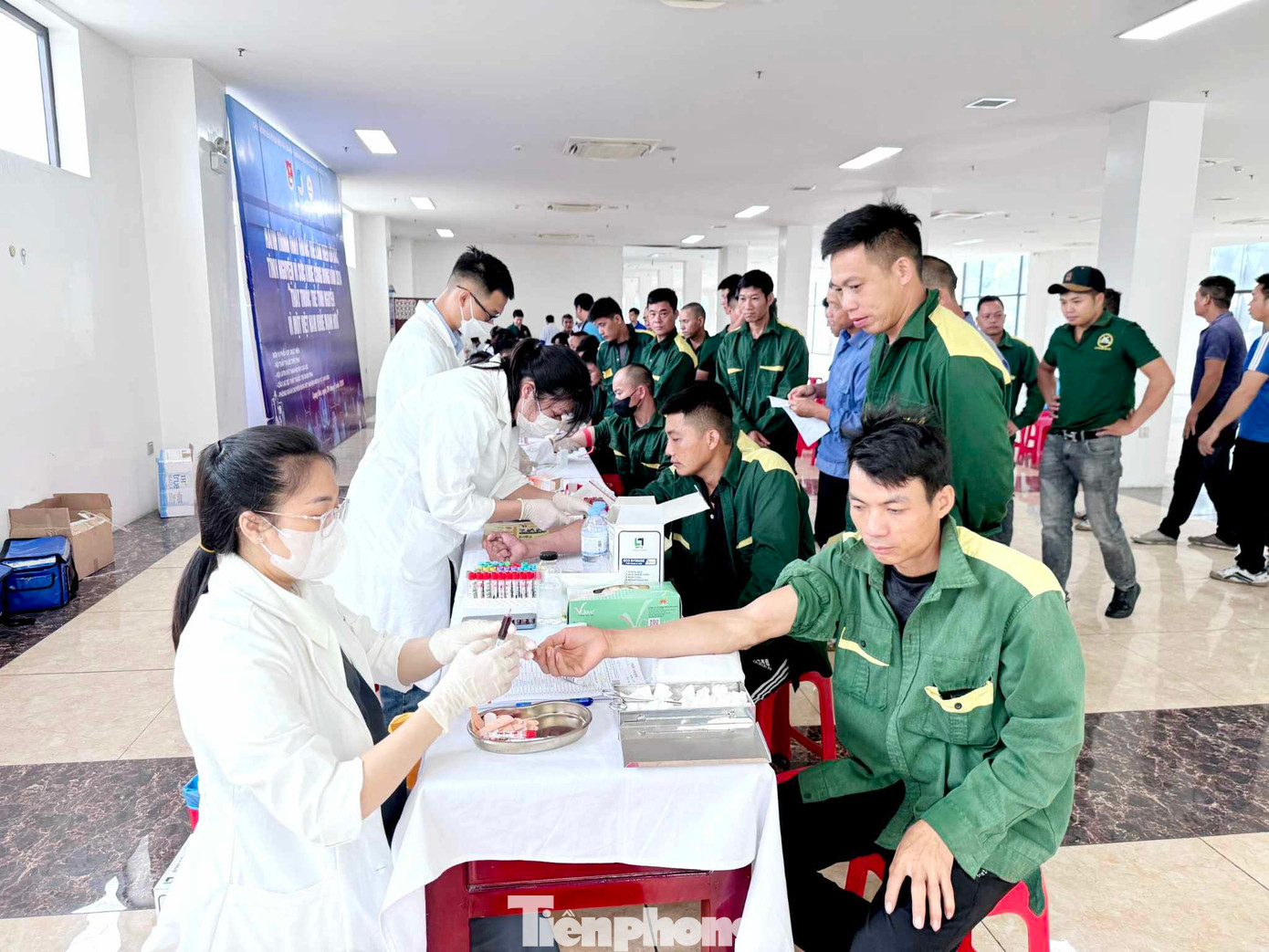 Khám và cấp thuốc miễn phí ở biên giới Lạng Sơn. Ảnh: Duy Chiến Khám và cấp thuốc miễn phí ở biên giới Lạng Sơn. Ảnh: Duy Chiến