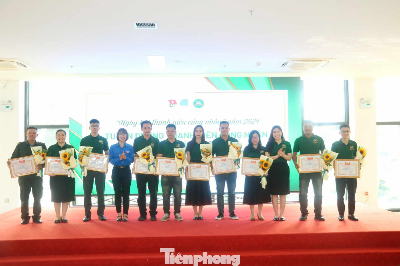 Tuyên dương các thanh niên công nhân có thành tích tiêu biểu. Ảnh: Duy Chiến Tuyên dương các thanh niên công nhân có thành tích tiêu biểu. Ảnh: Duy Chiến