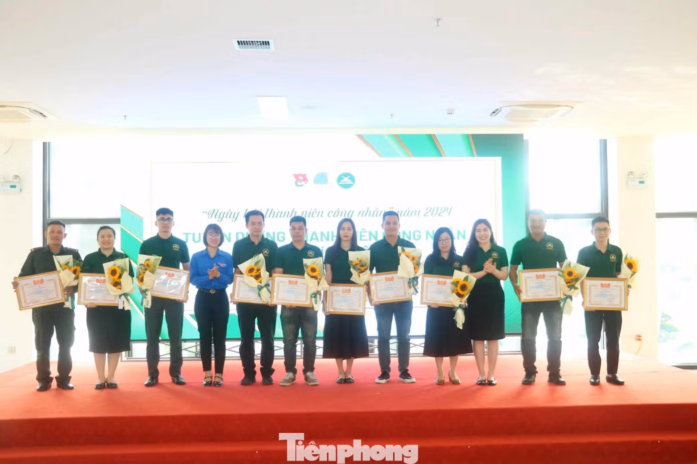 Tuyên dương các thanh niên công nhân có thành tích tiêu biểu. Ảnh: Duy Chiến Tuyên dương các thanh niên công nhân có thành tích tiêu biểu. Ảnh: Duy Chiến