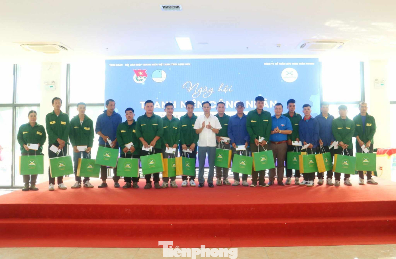 Tặng quà hỗ trợ cho các gia đình công nhân trẻ. Tặng quà hỗ trợ cho các gia đình công nhân trẻ.