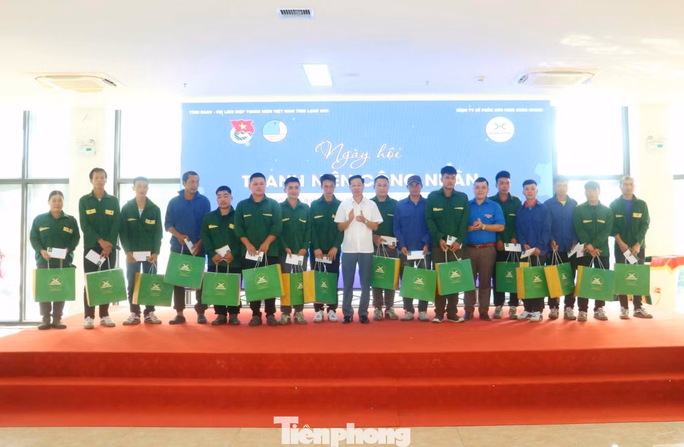 Tặng quà hỗ trợ cho các gia đình công nhân trẻ. Tặng quà hỗ trợ cho các gia đình công nhân trẻ.