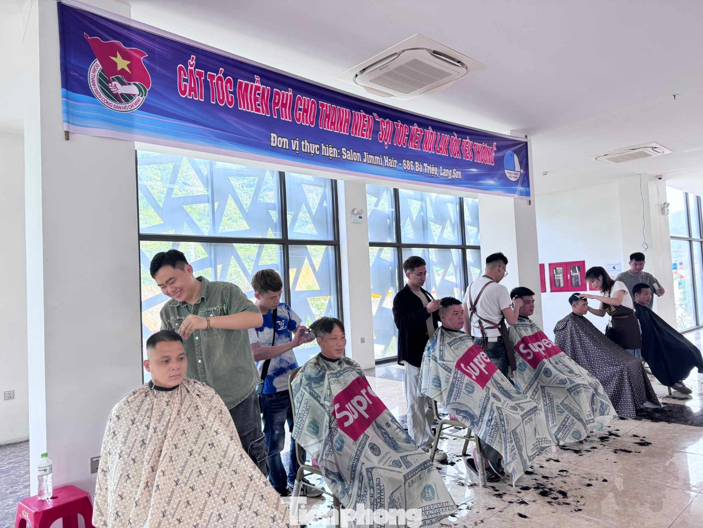 Cắt tóc cho người lao động, lái xe ở biên giới xứ Lạng. Ảnh: Duy Chiến Cắt tóc cho người lao động, lái xe ở biên giới xứ Lạng. Ảnh: Duy Chiến