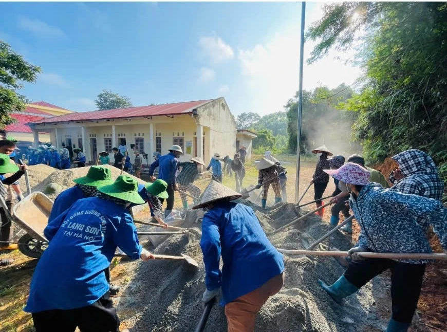 Tham gia tình nguyện xây dựng cơ sở vật chất nông thôn mới.