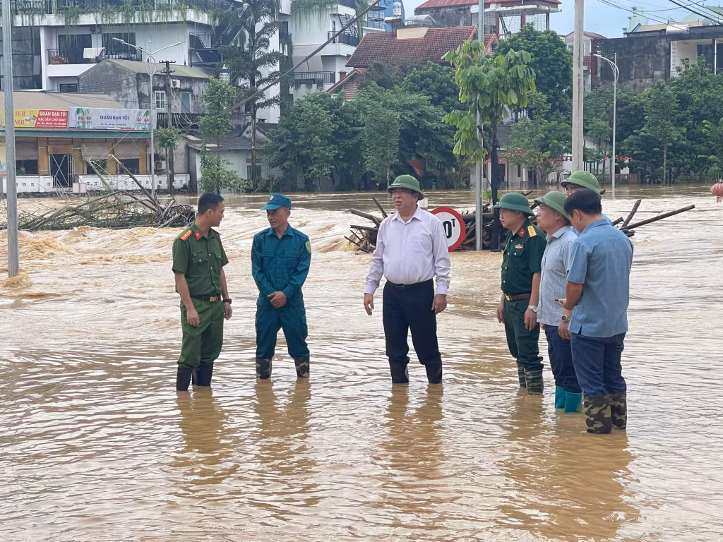 Sáng 9/9 Đoàn công tác của tỉnh do Bí Thư Tỉnh ủy Cao Bằng Trần Hồng Minh (giữa) đến kiểm tra công tác phòng chống lũ lụt tại thành phố Cao Bằng. Sáng 9/9 Đoàn công tác của tỉnh do Bí Thư Tỉnh ủy Cao Bằng Trần Hồng Minh (giữa) đến kiểm tra công tác phòng chống lũ lụt tại thành phố Cao Bằng.