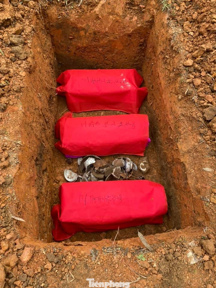 Sau khi phát hiện, các ngành chức năng địa phương đã tiến hành an táng 3 bộ hài cốt theo nghi thức truyền thống tại nghĩa trang Văn Vỉ, thành phố Lạng Sơn. Ảnh: Đ. Doanh