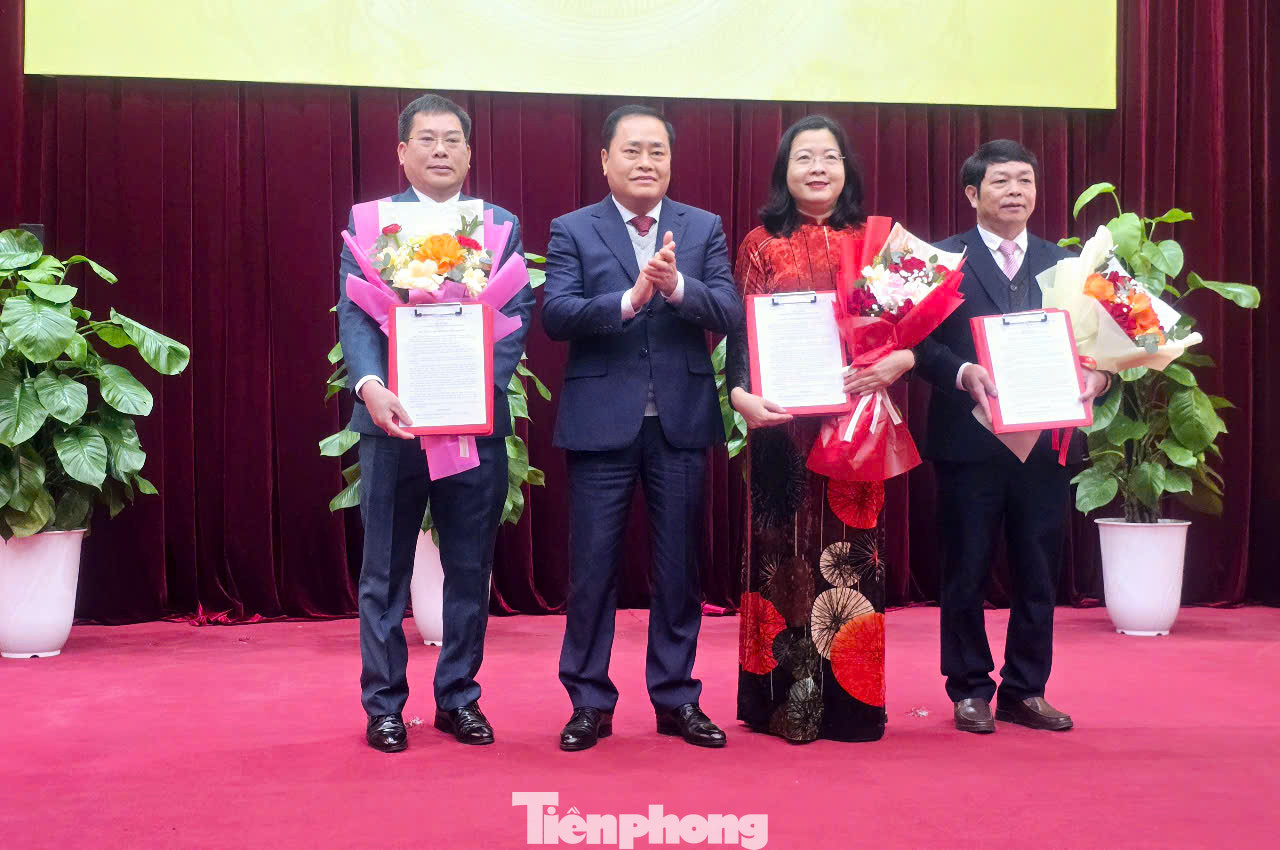 Chủ tịch UBND tỉnh Lạng Sơn trao Quyết định cho 3 cán bộ lãnh đạo nghỉ hưu trước tuổi. (Ảnh: Duy Chiến) Chủ tịch UBND tỉnh Lạng Sơn trao Quyết định cho 3 cán bộ lãnh đạo nghỉ hưu trước tuổi. (Ảnh: Duy Chiến)