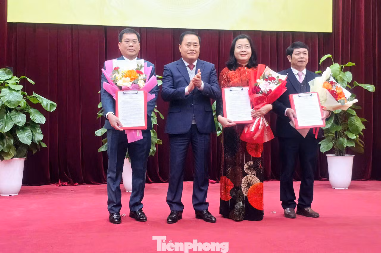 Chủ tịch UBND tỉnh Lạng Sơn trao Quyết định cho 3 cán bộ lãnh đạo nghỉ hưu trước tuổi. (Ảnh: Duy Chiến)