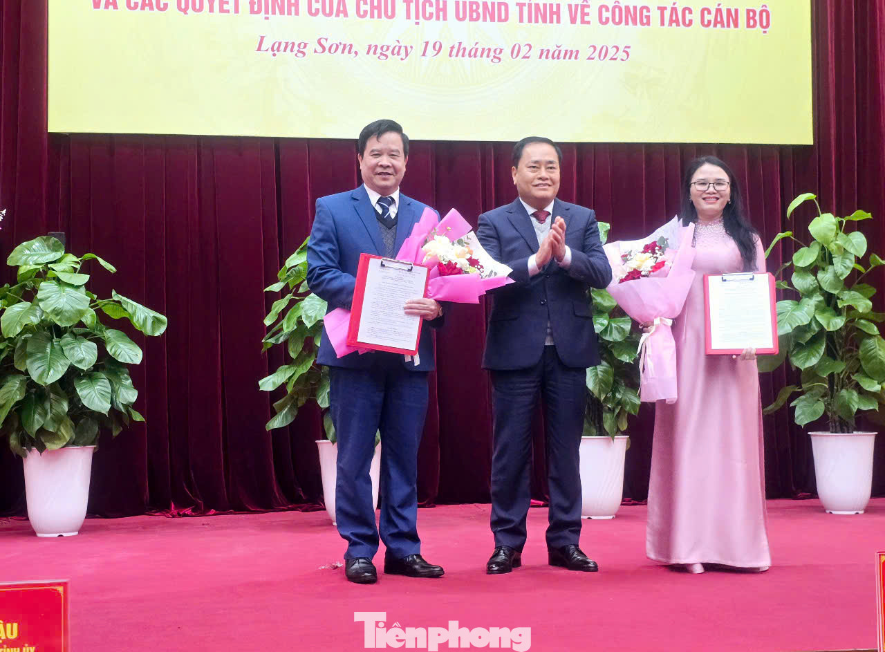 Lãnh đạo UBND tỉnh Lạng Sơn trao Quyết định, hoa chúc mừng ông Nguyễn Quốc Toàn, tân Trưởng ban Quản lý Khu kinh tế cửa khẩu Đồng Đăng- Lạng Sơn và bà Lê Hải Yến, tân Phó GĐ Sở Văn hóa- Thể thao và Du lịch. (Ảnh: Duy Chiến). Lãnh đạo UBND tỉnh Lạng Sơn trao Quyết định, hoa chúc mừng ông Nguyễn Quốc Toàn, tân Trưởng ban Quản lý Khu kinh tế cửa khẩu Đồng Đăng- Lạng Sơn và bà Lê Hải Yến, tân Phó GĐ Sở Văn hóa- Thể thao và Du lịch. (Ảnh: Duy Chiến).