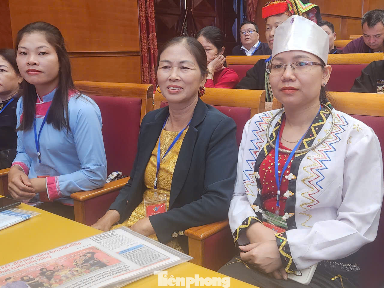 Chị Nông Thị Ngân, dân tộc Giáy (ngoài cùng bên trái) cùng các đại biểu các dân tộc huyện Hữu Lũng tham dự Đại hội (ảnh: Duy Chiến)