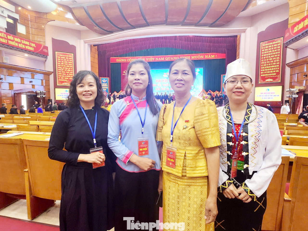 Các đại biểu thuộc các dân tộc Tày, Nùng, Giáy, Khmer, Mường hân hoan, đoàn kết dự Đại hội. (ảnh: Duy Chiến)