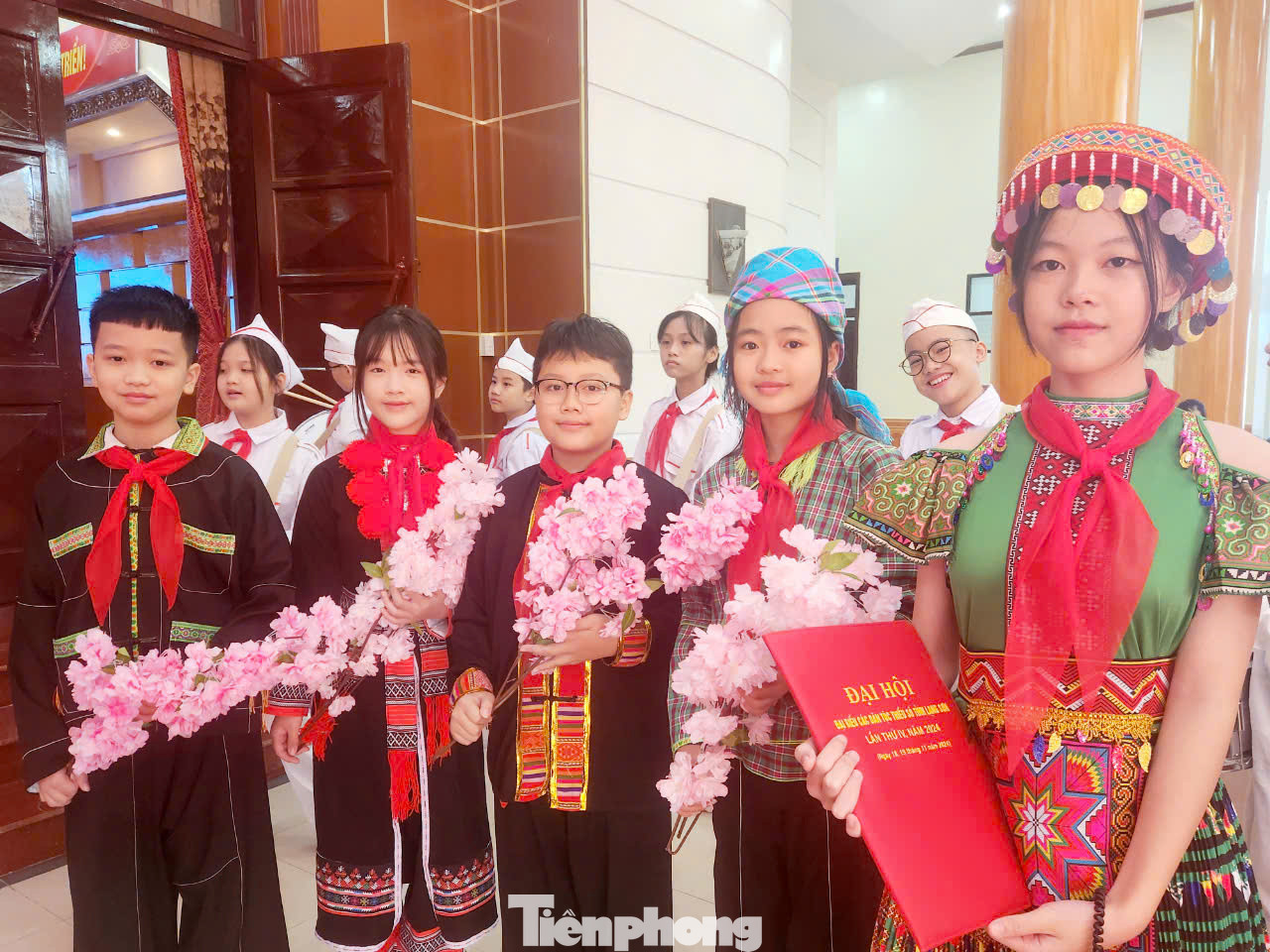 Thầy cô giáo và các em thiếu niên, nhi đồng phấn khởi với sắc phục dân tộc mình. (ảnh: Duy Chiến)