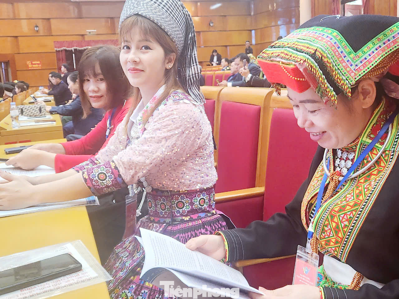 Chị Lý Thị Sua, người dân tộc H'Mông (ngoài cùng bên trái) vui mừng được dự ngày hội lớn của các dân tộc tỉnh nhà.