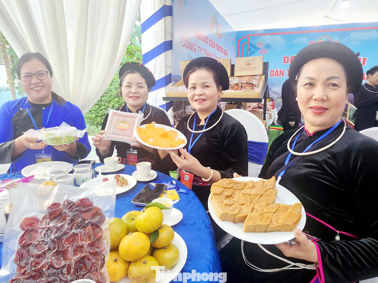 Người dân tộc xứ Lạng giới thiệu sản phẩm độc đáo, riêng có của địa phương (ảnh: Duy Chiến)