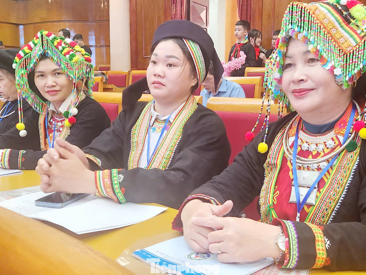 Phụ nữ các dân tộc Dao, H'Mông xứ Lạng tự hào với trang phục dân tộc mình (ảnh: Duy Chiến)